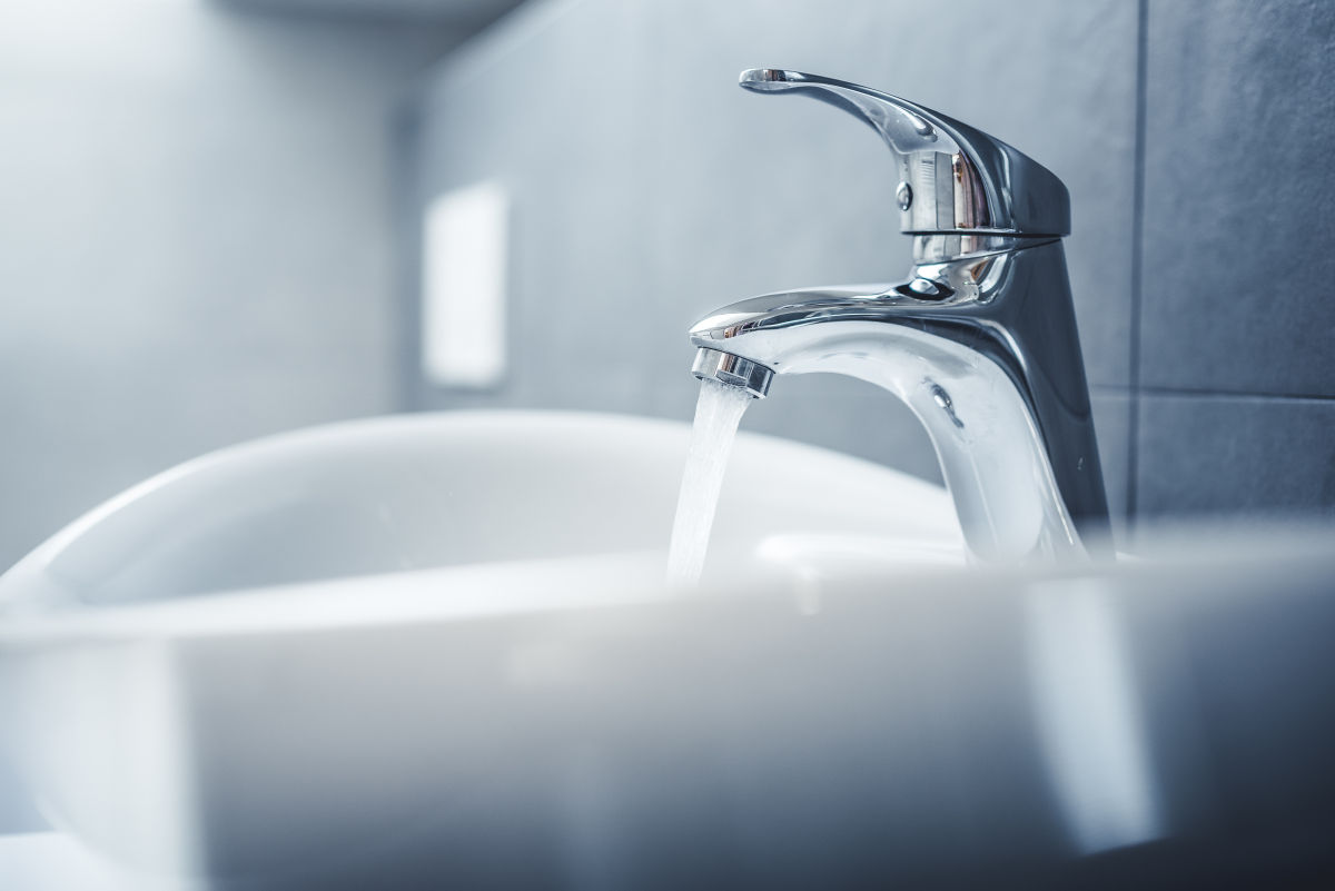 Biały zlew z kranem, widok z bliska