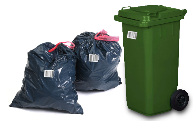 Dwa czarne worki na śmieci obok zielonego kosza