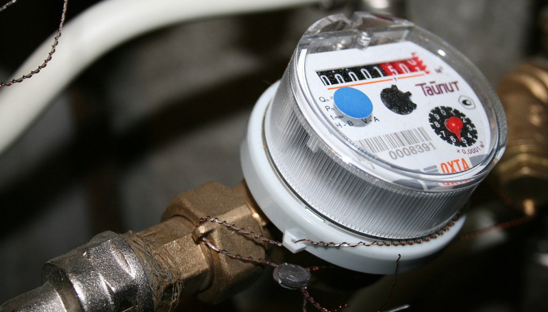 Bliskie ujęcie wodomierza na ścianie
